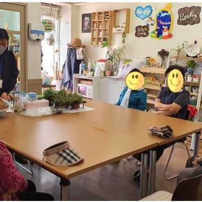 재가노인통합서비스 이용자 원예활동- 토피어리 만들기 이미지